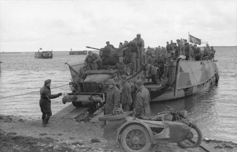 Pionierlandungsboot 39, landing of motorized troops on the shore - Archive: Bundesarchiv Bild