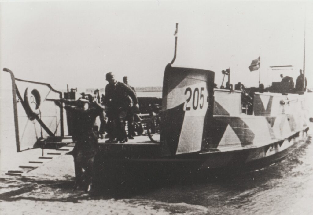 Pionierlandungsboot 40, Landing of German troops on the coast - Archive: Peter Schenk